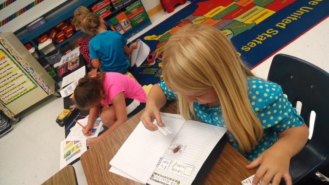 hogfan4sure's tweet photo. Learning how to do interactive notebooks.  #allaboutme #readingnotebooks http://t.co/hlAYTHlDm4