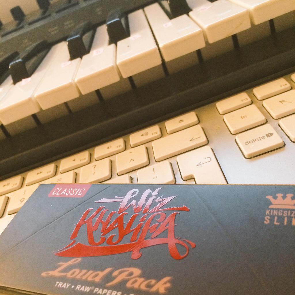 djsaintpeak's tweet photo. thanks sir @wizkhalifa #raw 🎶🍁👽🔥 http://t.co/j5FSiAtr9v
