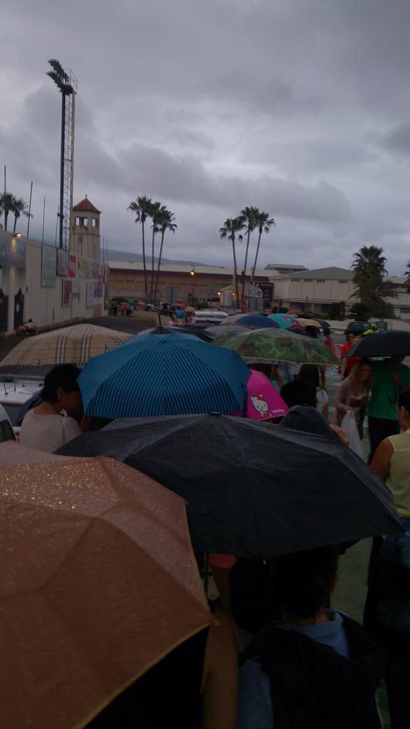 AlboranFcRepDom's tweet photo. Ni la lluvia nos hace desistir de vivir dos horas mágicas con @pabloalboran La cola en Ontinyent Vía @sergioroom http://t.co/54PxkPEKgd