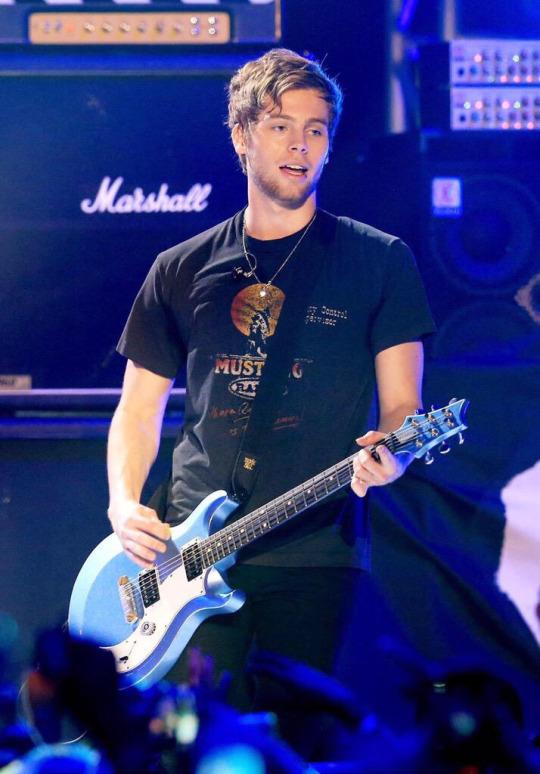 amymvnn's tweet photo. can u itty bitty little bit not #ShesKindaHotVMA http://t.co/0QQNtG1pbW