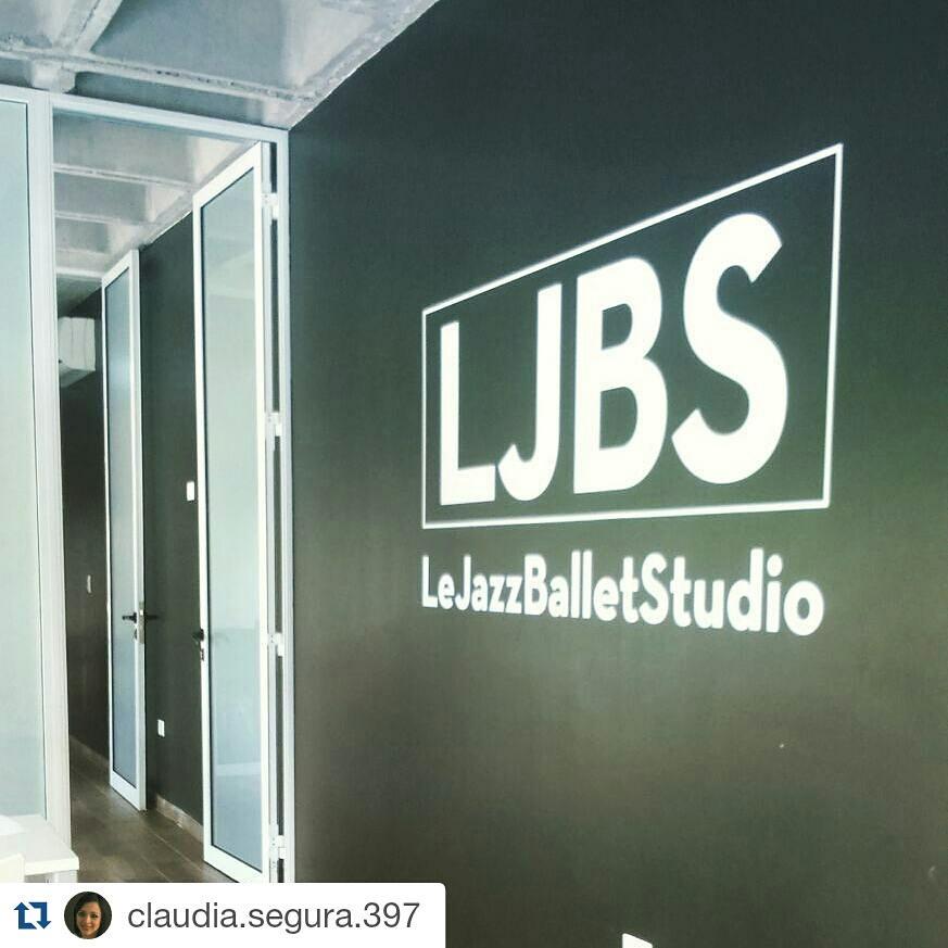 LJBSOficial's tweet photo. Great new logos at our studios!!!!!! #ProudlyLeJazz!!!!! Be part of our dance team, #AuditionsThisFriday!!! http://t.co/bX9G0uIKL3