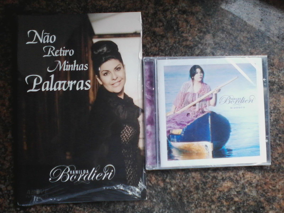 paulojorgeofc's tweet photo. Urruul ..... Chegou..Livro #NãoRetiroMinhasPalavras e o cd #APesca .... Amoo a Van
@VanildaBordieri @fc_vanbordieri http://t.co/t70OWGIyXu