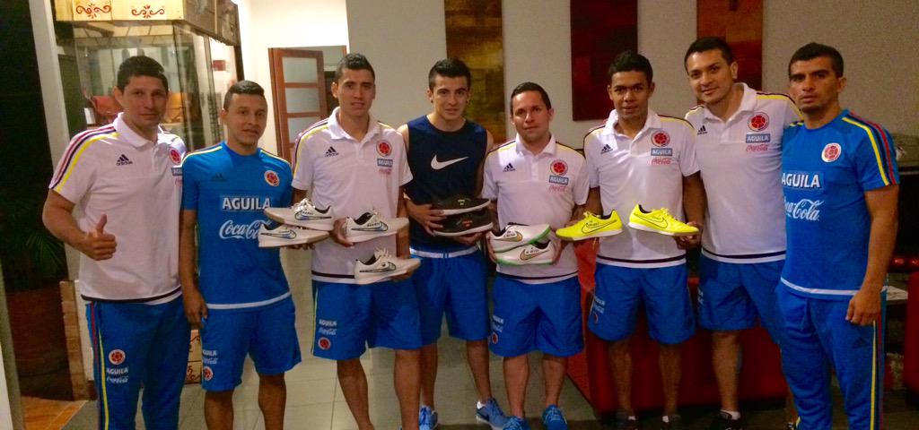 marcatuguayo's tweet photo. El jugador de Selección Colombia Futsal @Topogiigio09 ya personalizo sus tenis!! Contáctanos! #FCFFutsal #Futsal http://t.co/JzSRsLC4pa