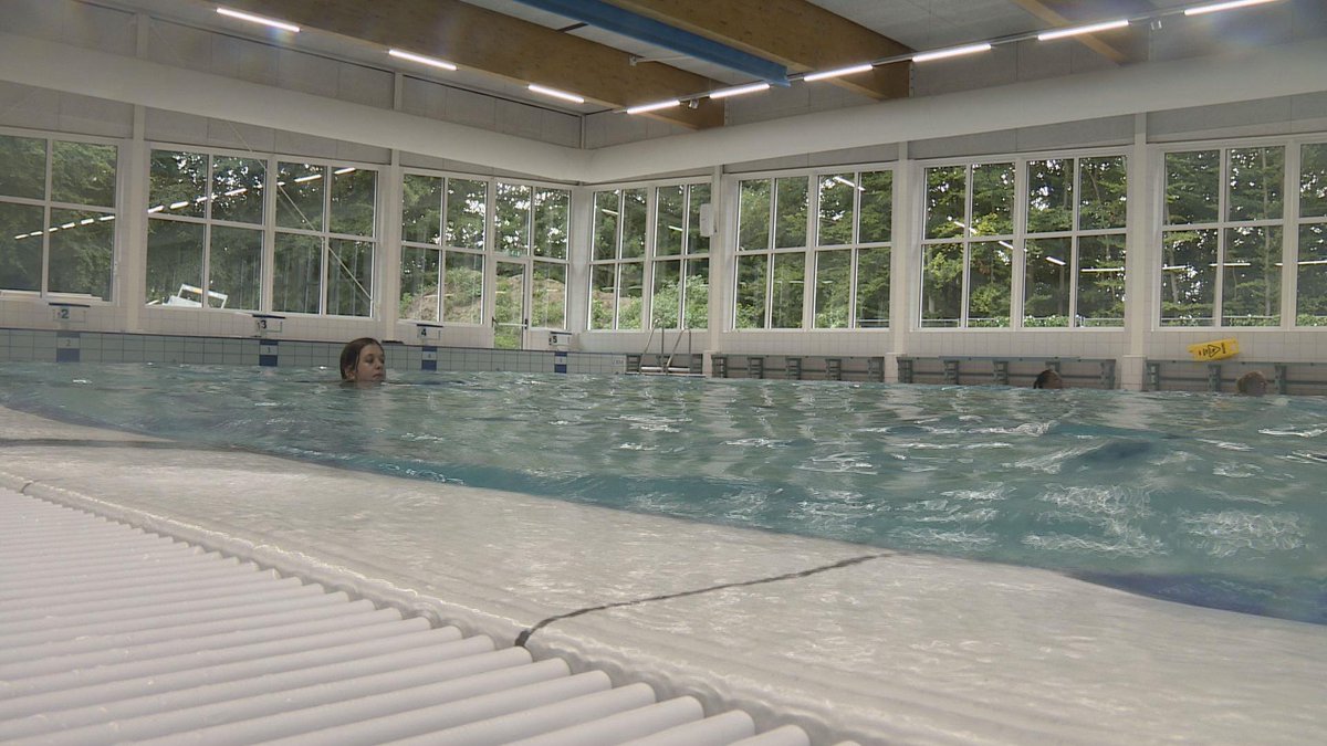 Urk - Zwemmers enthousiast over nieuw wedstrijdbad #zwembadtbun tinyurl.com/oevz23l