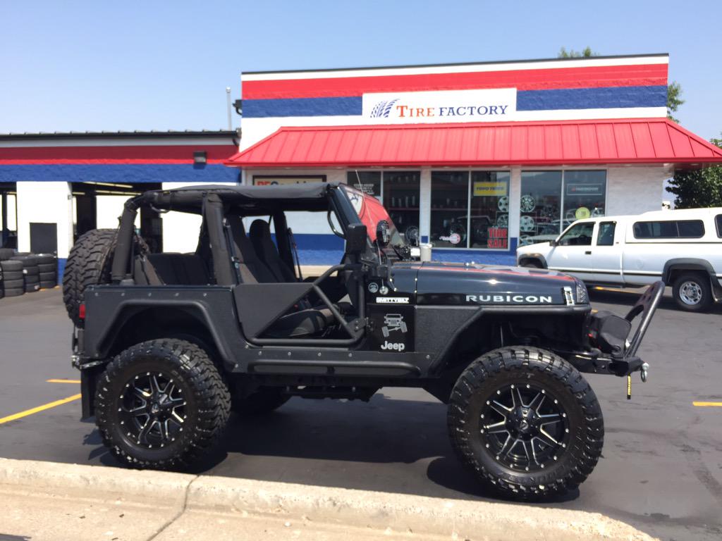 im4est's tweet photo. There's been a #mallcrawler spotted @RachelSossamon 😱 #jeepcreep #jeepfreeks #jeepmafia #JeepFamily http://t.co/JXF57eic7c
