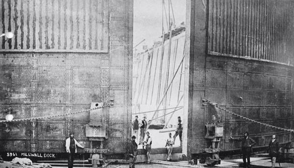 LDNhistory's tweet image. The giant gates of Millwall Docks c. 1867
