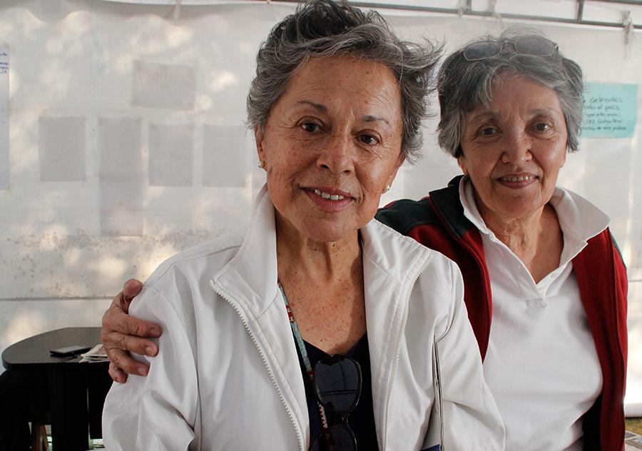 La solidaridad de los quiteños continúa
dos abuelas llegan a #ParqueArbolito para solidarizarse con #Levantamiento