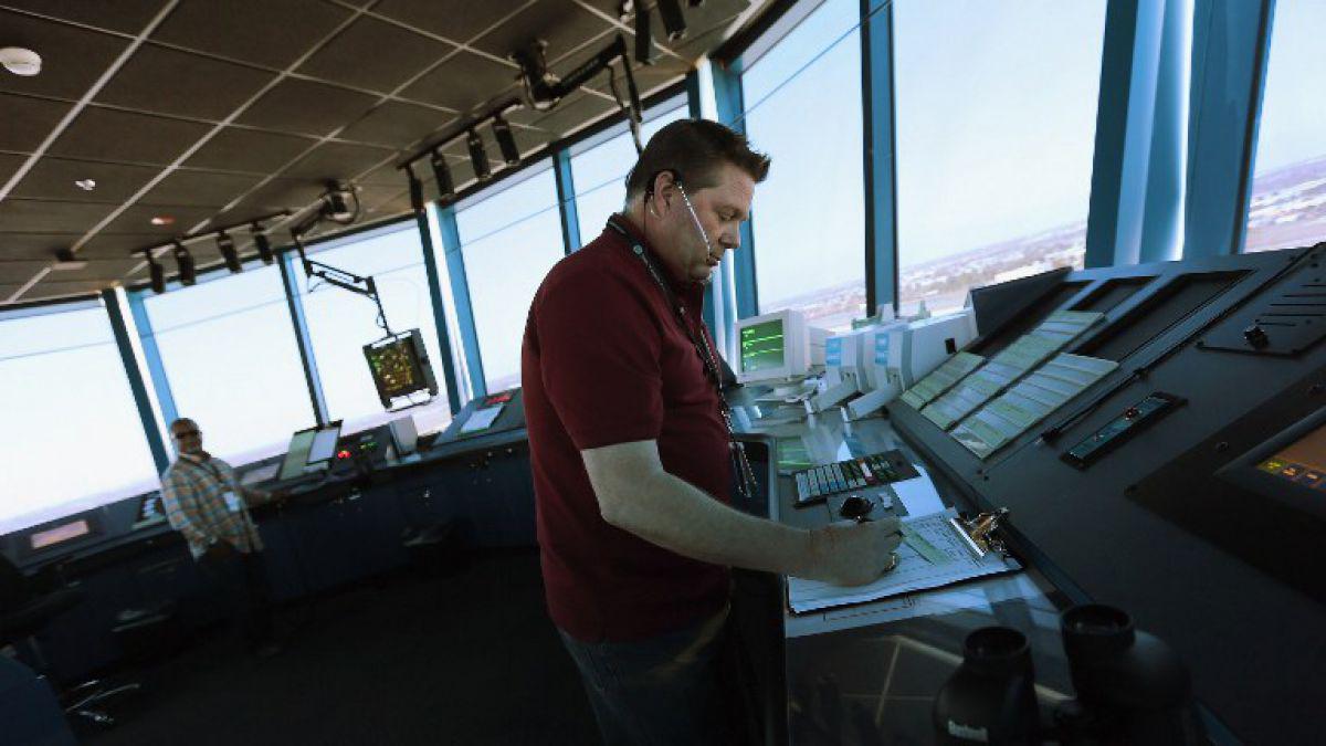 T13's tweet photo. Estudio muestra la fatiga con la que trabajan los controladores aéreos en EE.UU. » http://t.co/WVzRmusLC6 http://t.co/q3KA4D1Bqn