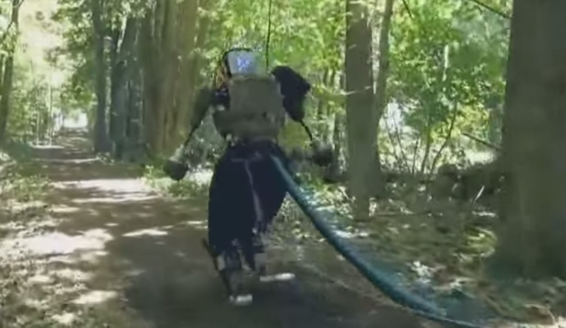 MicrochipMakes's tweet photo. Watch Boston Dynamics’ humanoid robot take a stroll through the woods: http://t.co/8oL6MCfpdI http://t.co/Gk2u4kK2xj