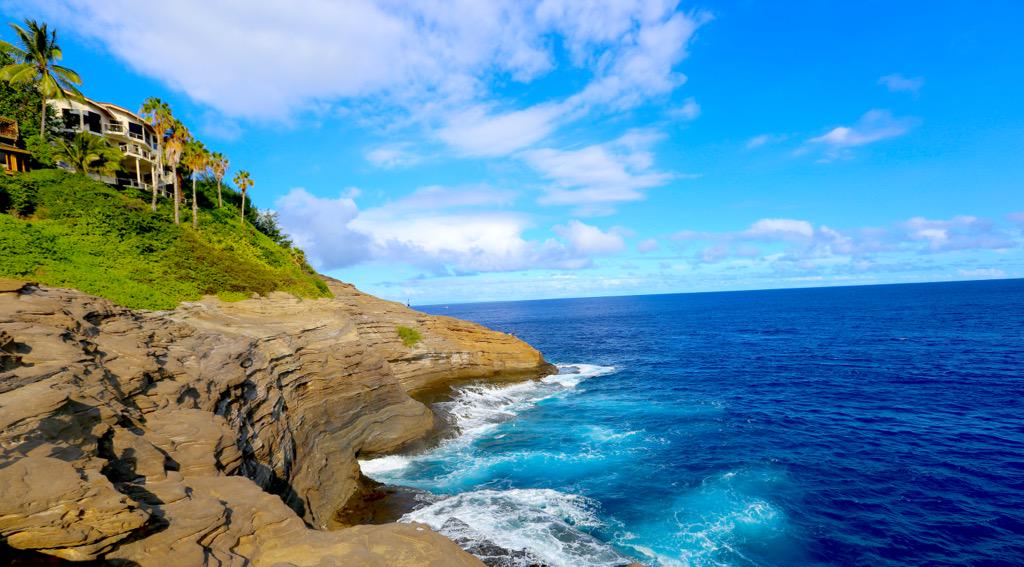 ravell's tweet image. Hanging by the shoreside caves like its no big deal

 #portlock #aloha