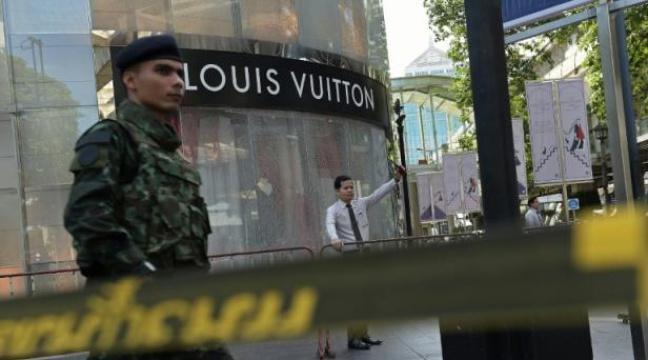 20Minutes's tweet photo. Attentat à Bangkok: la police à la recherche d'un suspect, 20 morts http://t.co/R9t8GiSh3m http://t.co/KUUKYE7JSB