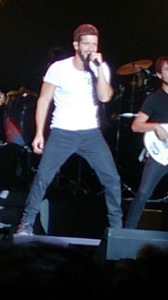 sergioroom's tweet photo. Gracias por hacernos vivir una noche así! Gracias por hacer lo que haces! #TourTerralOntinyent @pabloalboran http://t.co/rchxI0jefH