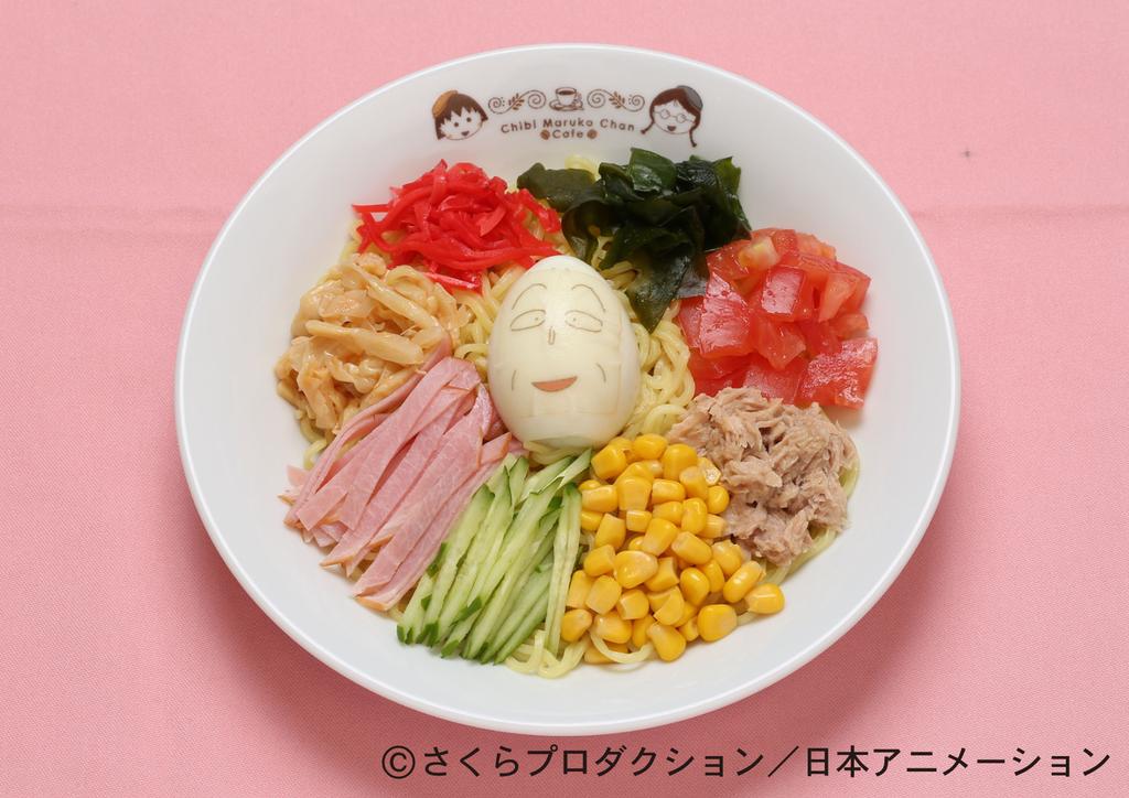 公式 The Odaiba 21 ちびまる子ちゃんカフェの人気メニュー 夏のランチにピッタリの 友蔵の冷やし中華 穂先メンマやわらぎ をトッピング ８００円 おじいちゃんをイメージしたゆで卵がインパクト大 ご賞味あれ お台場夢大陸 ちびまる子