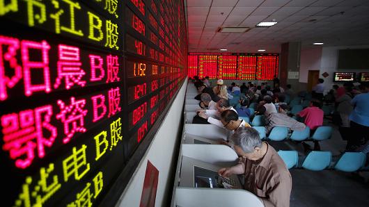 CNBCi's tweet photo. [Live blog] China slides another 5%; Greek bailout vote ahead  #SquawkBoxLive http://t.co/IVm0VzudKk http://t.co/LwozogEZ0V