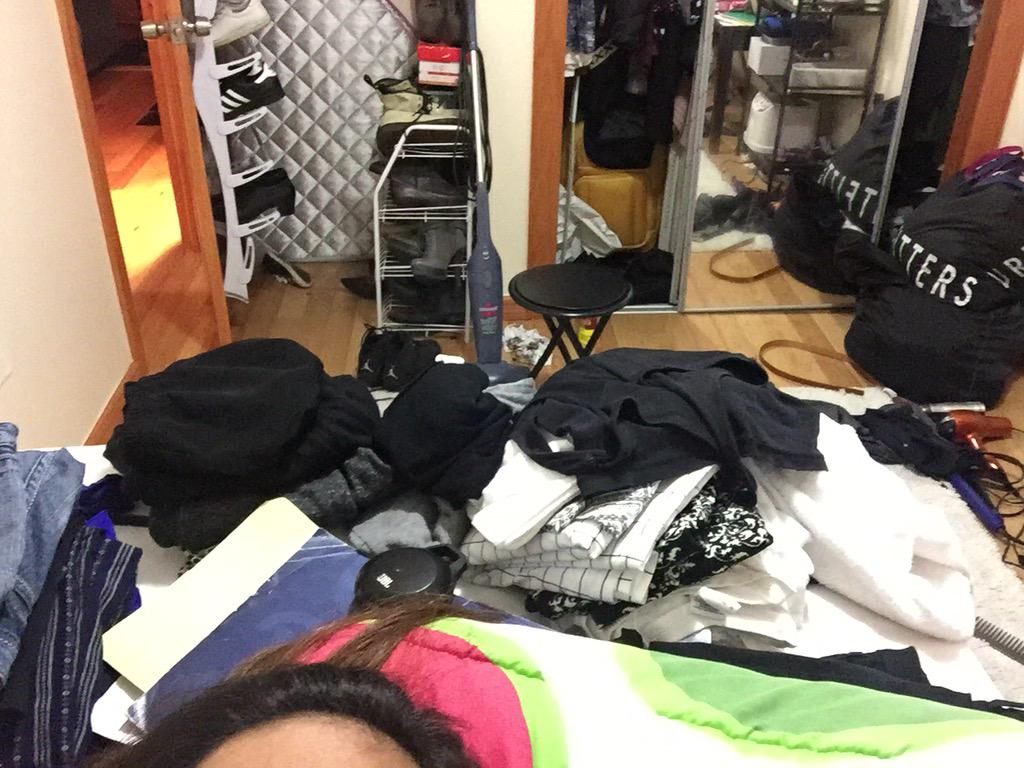 _dxbbiee's tweet image. When you&apos;re still not halfway done cleaning your room 😓😓😓 #projectcleanup
