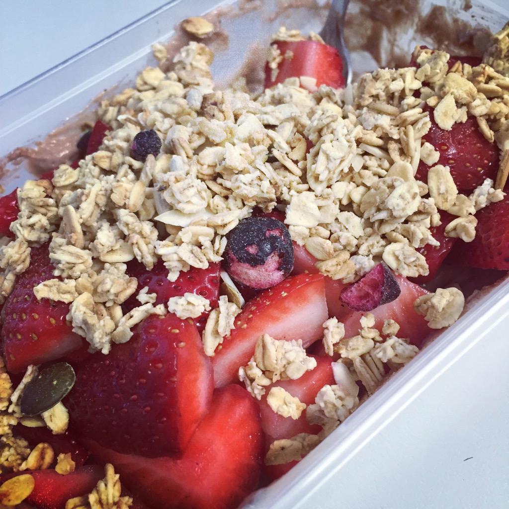 sydneeleaaa's tweet image. Obsessed 😍 yogurt, strawberries and granola 🍓👌🏼💣 #ilikefood #becausecarbs #foreverhungry #dabomb #dotcom #lolcanrhyme