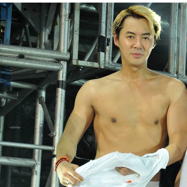 KimStefChi98's tweet photo. Esa cuerpa y esa expresión que enamora 😂😂 que rico jaja #JJsoloBangBang #HappyBDJinnie #ㅇㅃㄴㄷ내가쏜다 #JJTagKing36 http://t.co/7WBWZldODV