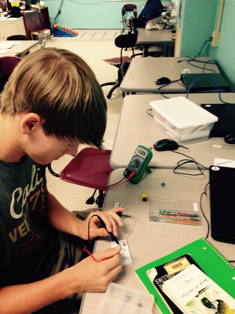 CCSD_CTC's tweet photo. @CalhounRobotics building electrical circuits today. http://t.co/Mx9p3NenNZ