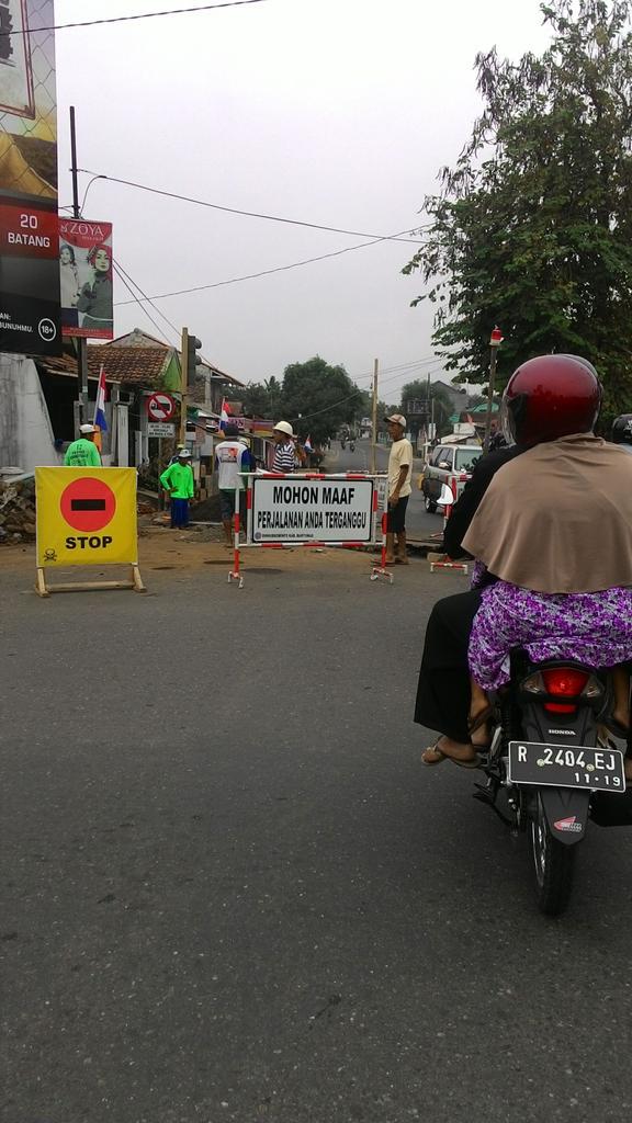 iniPurwokerto's tweet image. #lalinPWT 09.00 Hati2 saat melewati simpang empat karang jambu sedang ada perbaikan gorong gorong selokan air.