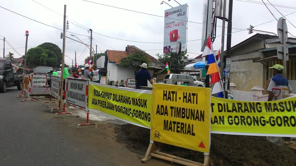 iniPurwokerto's tweet image. #lalinPWT 09.00 Hati2 saat melewati simpang empat karang jambu sedang ada perbaikan gorong gorong selokan air.