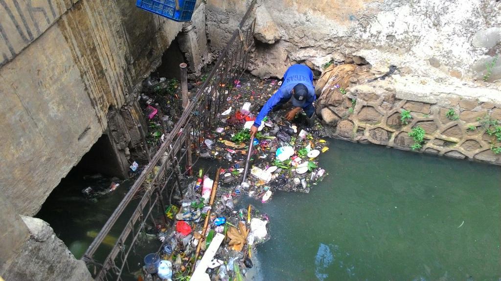 satgas_SDA's tweet photo. Kegiatan Satgas banjir regu cimanggis membersihkan kali laya dan gorong2nya http://t.co/URvTU96v7t