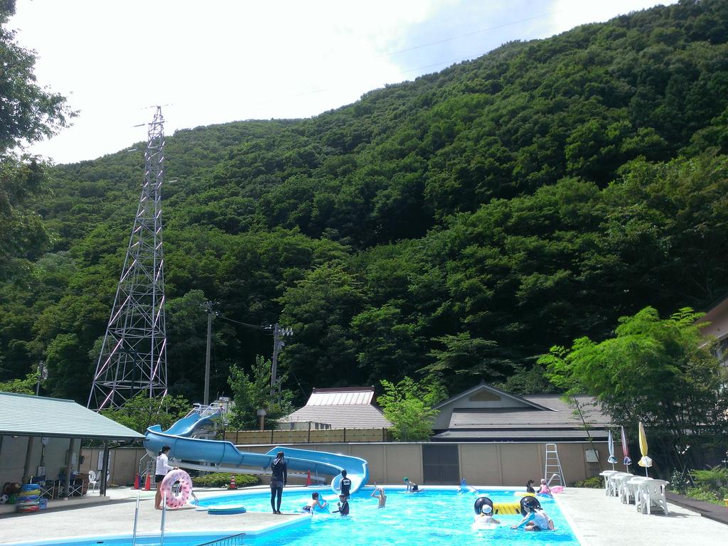 いづみ 磐梯熱海温泉華の湯のプールプランに５家族で来ました 小さいけどきれいで目が届くプールです 夏休み最後の思い出に これから夜勤のパパも混ざってくれて感謝 Http T Co Bulx2tw5ff