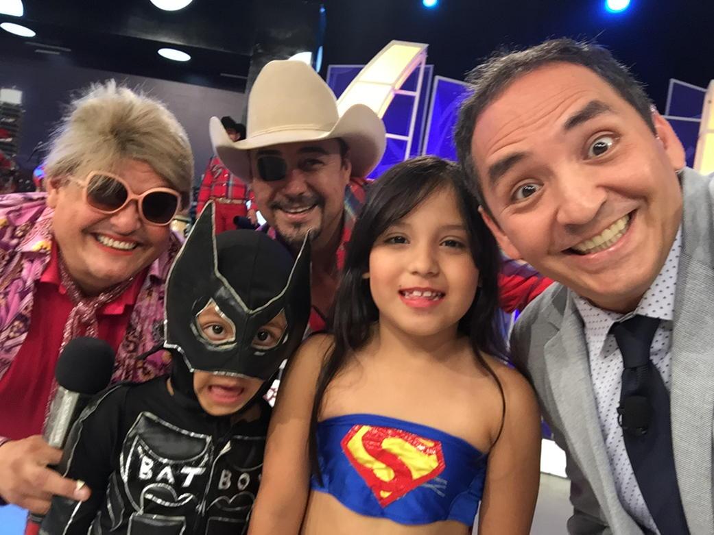 ErnestoChavana's tweet photo. Aquí con #LosSuperHeroes Eduardo, Viri, @Gongora_show @ArnulfoJr #SegundoTiempo RT http://t.co/9p2VtdCuxJ