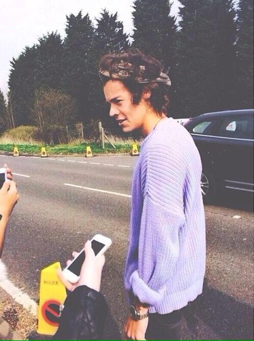 Moanhaz's tweet photo. BRING BACK THE LILAC SWEATER PLEASE http://t.co/FD11U4FET3