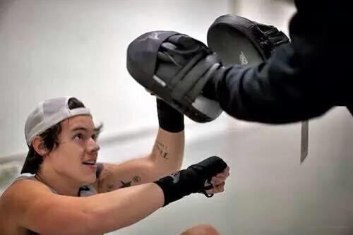 Moanhaz's tweet photo. Harry fighting is the hottest thing ever tbh http://t.co/sFvNPhhgk0