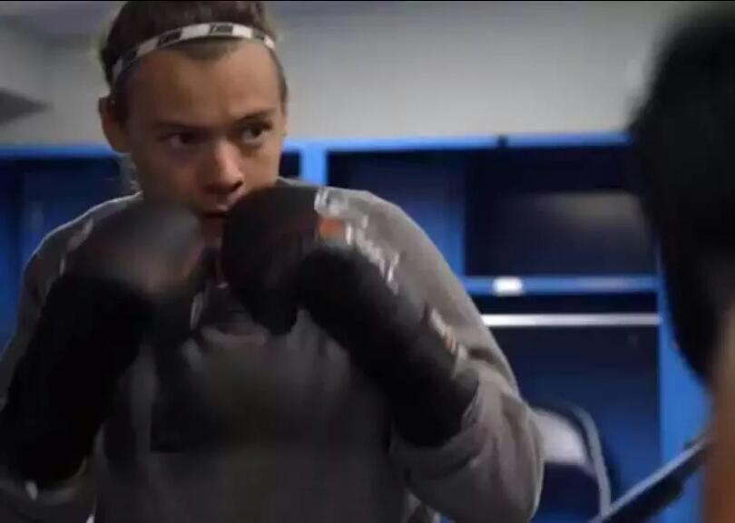 Moanhaz's tweet photo. Harry fighting is the hottest thing ever tbh http://t.co/sFvNPhhgk0