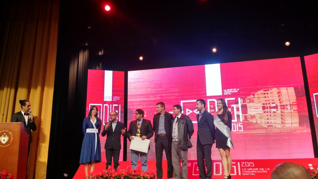 Addconsulta's tweet image. #PremiosDIGI2015 : Nos entregan un reconocimiento a la Innovación por la campaña &quot;ETNA Express, servicio de delivery&quot;