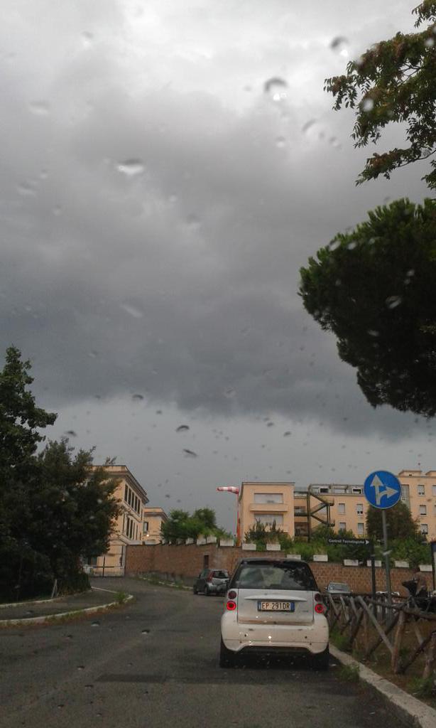 StefanoLagna's tweet photo. Temporale sullo Spallanzani a Roma #auguststorm #rain #summer #Rome http://t.co/R333rsHd79