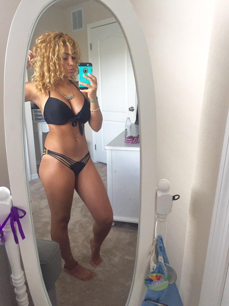 BiancaMarieex_3's tweet photo. My tan lit tho #PoolThangs http://t.co/EYqayfcdb1