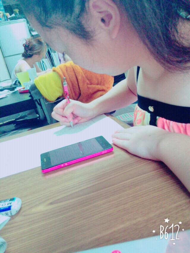 Rin 読書感想文してくれてるなうう笑 恋空書いてる笑 ラッキー笑 あと 自由研究の写真だけと 生活体験文と数学のワークや笑 はよ終わらそ 笑 とおまもおわったとか絶望 Http T Co D7pcoeqioo