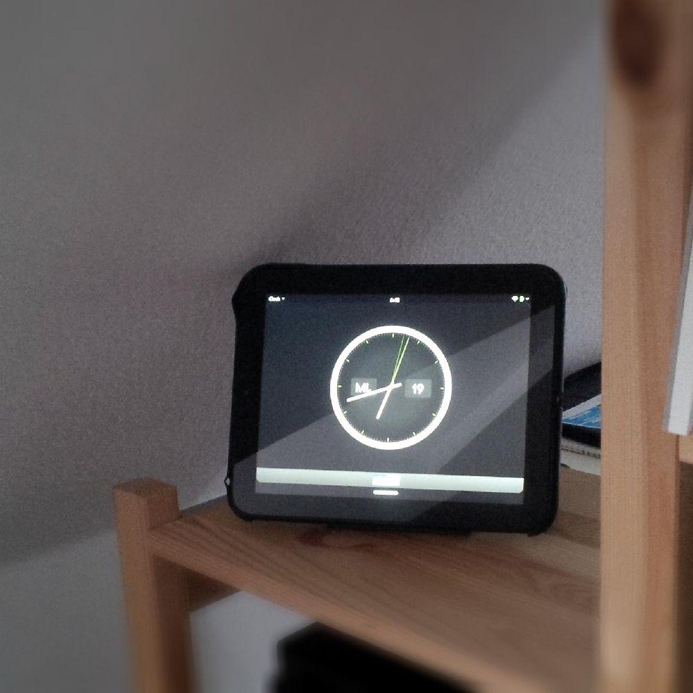 bjawebos's tweet image. My HP Touchpad is back in the living room with #luneos :-) #webos