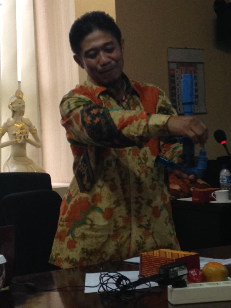 sandiuno's tweet photo. Semalam dikirimin foto presentasi Pak Sudiyanto-Banyumas, inovasi pompa air tanpa listrik inspiratif @P_Energi ! http://t.co/fhDqoXwLa3