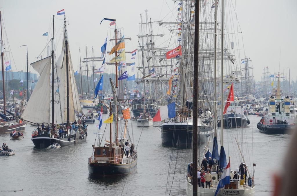 MauriceVeschuur's tweet photo. Druk? Een beetje. Wat een mooi uitzicht vanaf de @elbe1959 ! #SAIL2015 http://t.co/RfSV6sfBOm
