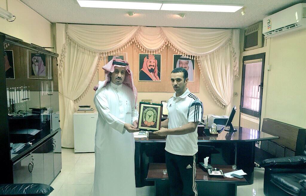 1asirnet's tweet photo. #عسير #أبها
#عسير_نت
مدير مكتب رعاية الشباب بعسير يكرم الحكم الاحمري -  http://t.co/T4h0NPARaA http://t.co/zb5YIiAPsU