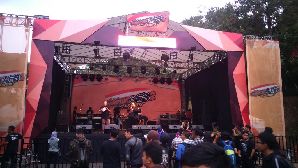 Lagi nungguin penampilan <a href="/__rif/">Turn Off The Light</a> di di Stage Ladrang #coklatkitaGaSSPOL!