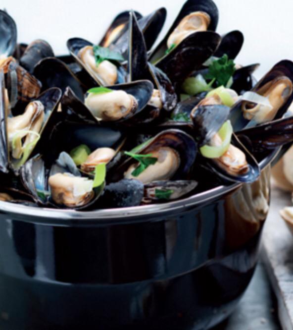 Onbeperkt Zeeuwse mosselen met friet, salade en sauzen voor 19,75 pp
#onbeperkt #mosselen# #actie #hilversum #eetcafe