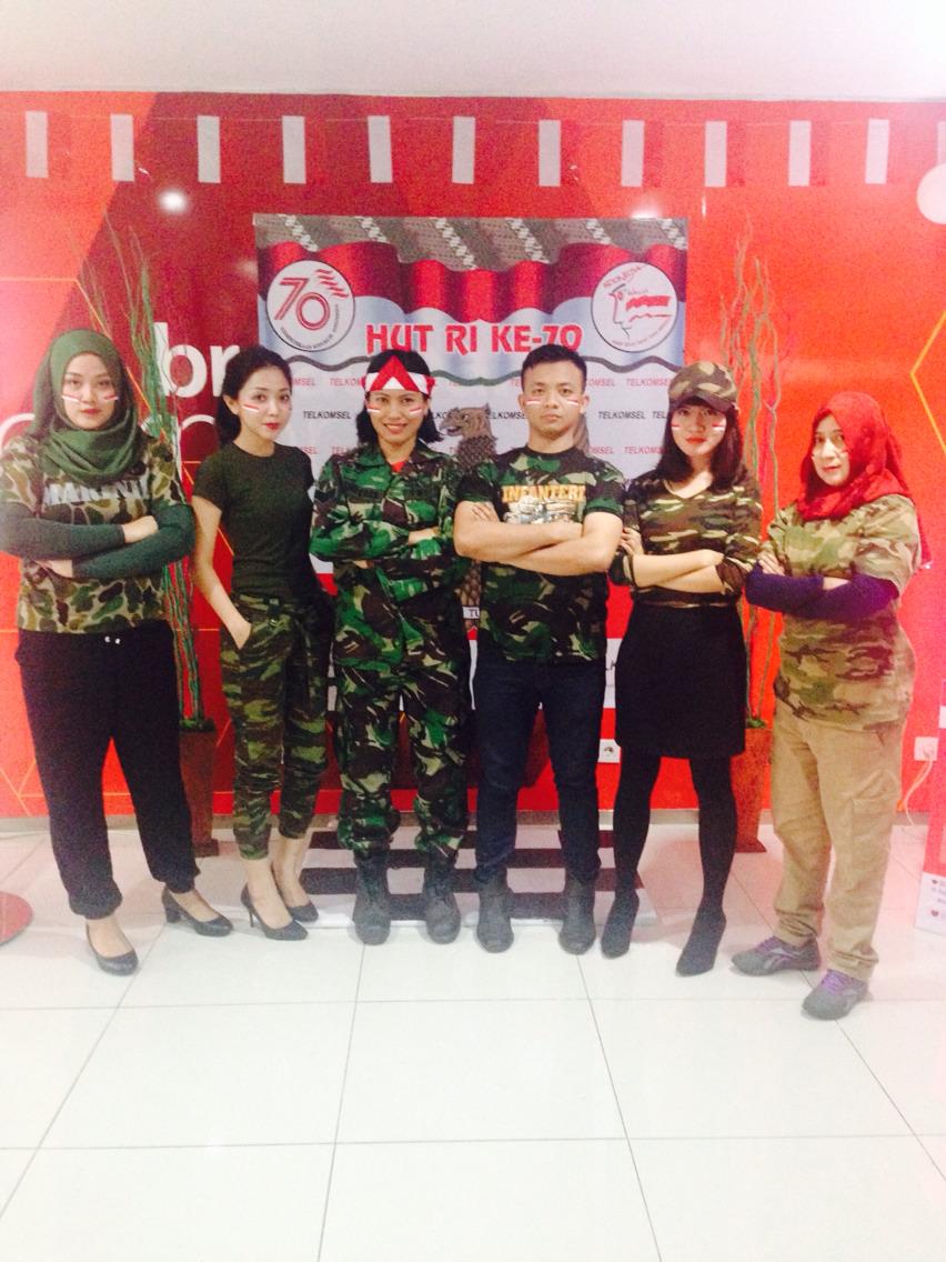 ShopBSD's tweet photo. Tim Army Shop BSD siap melayani @BeFunNColorful #Tsel70 #GrapariMerdekaArea2 #UntukIndonesia http://t.co/VsBCsDI6sv