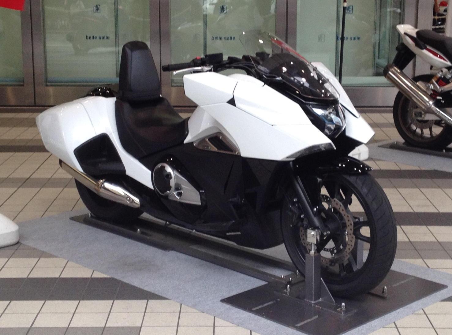 Twitter 上的 ダークナイト 造形師 秋葉原でバイクの展示会をやっていた よくわからないけどこのバイク確実にロボットに変形するよね Http T Co A3hpy1ryt5 Twitter
