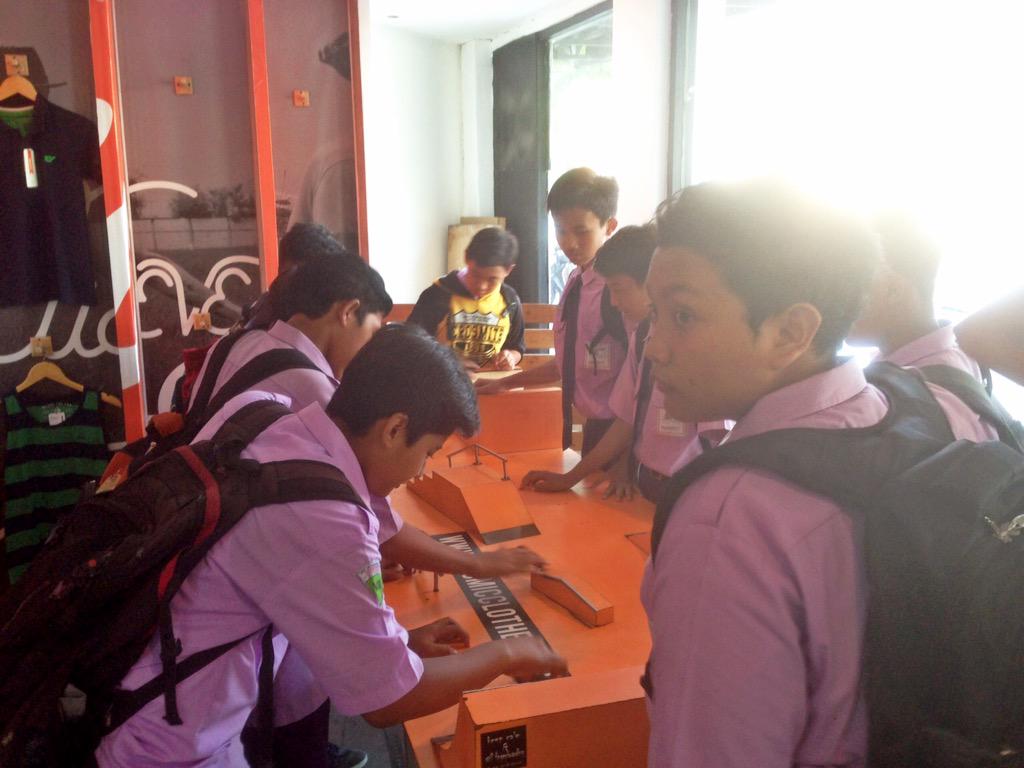 Pulang sekolah yokk main fingerboard 😁 , positif kan, tp jgn lupa pamit orang tua ya. Happy fingerboarding joyers ;)