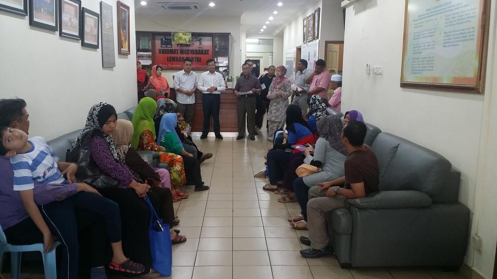 petalingputra's tweet photo. @RajaNongChik selesai sampaikan Skim Teman Tekun, skim baru kpd 20 orang Usahawan kumpulan pertama LPantai. #umnowp http://t.co/Ju30fVpuQp