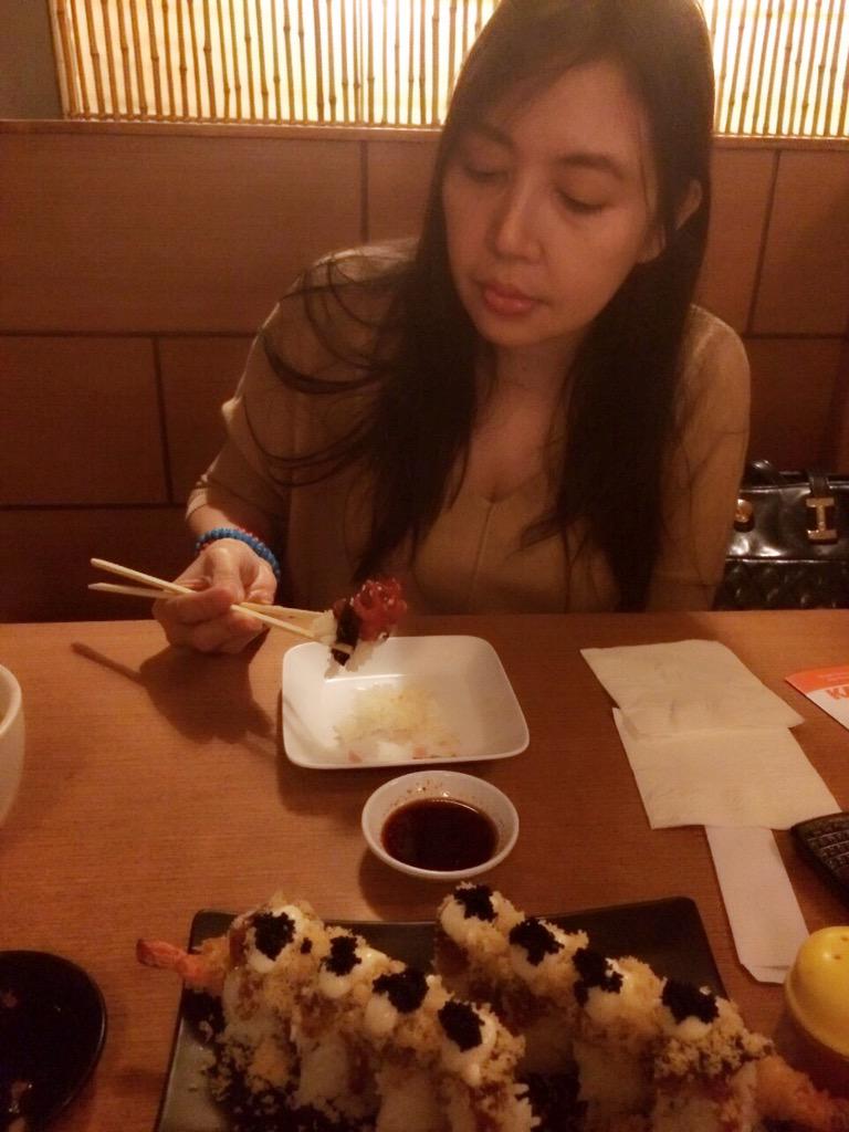 jcvrnd19's tweet photo. Di pause dulu bales mentionnya, lagi mau lunch date with my lovely mom, heheh http://t.co/znPbjkdJPh