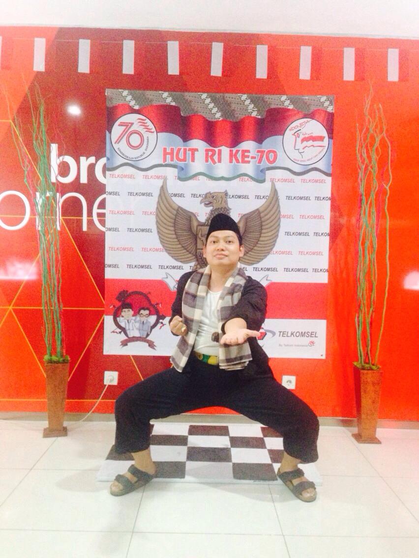 ShopBSD's tweet photo. @BeFunNColorful #tsel70 #GrapariMerdekaArea2 #UntukIndonesia Pantang mundur dlm memberi layanan terbaik tuk pelanggan http://t.co/xalY8I6sPd