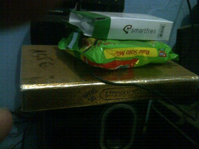 shaqrianoneil's tweet photo. Sabtu maren ya, mngkin ada orang yg hilap, hehehe "@obegapar: Kmrn pas Ada bang ber, Qur'an buat tatakan indomie http://t.co/l4oNIJqjxd"""