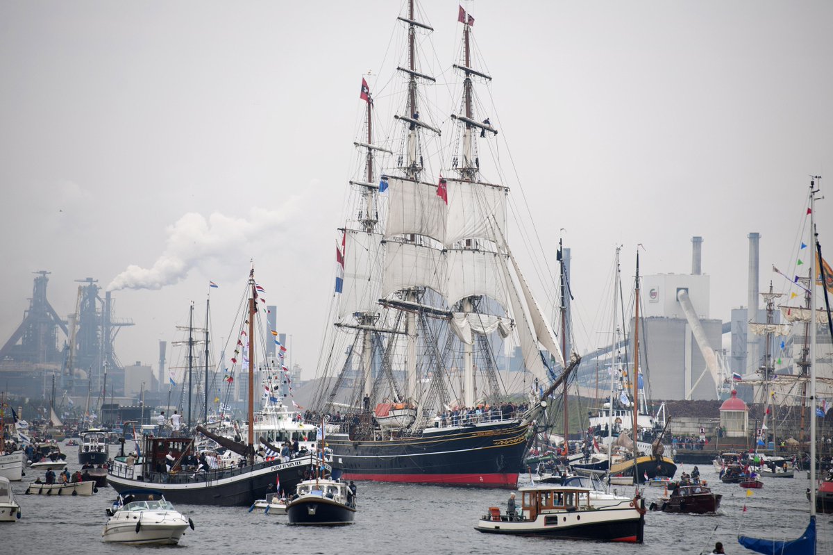 RTLnieuws's tweet photo. De parade waarmee #SAIL2015 opent ligt op koers naar Amsterdam. Volg de optocht hier live: http://t.co/brVqfwlcvJ http://t.co/AtXStPApD4