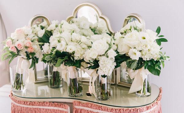 borrowednblue's tweet photo. Starting off #WeddingWednesday with this perfect #floral lineup!  // @grantdebphoto http://t.co/Glletn0rSO http://t.co/bcXyA7SW7q