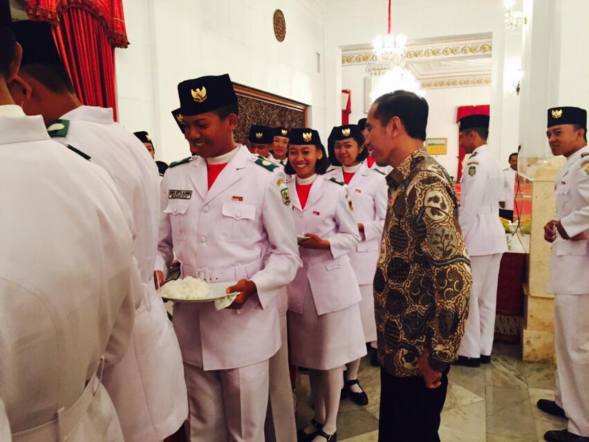 jokowi's tweet image. Bahagia berbincang dengan pengibar bendera pusaka. Satu dari cita-cita masa kecil saya yang tak bisa terwujud -Jkw